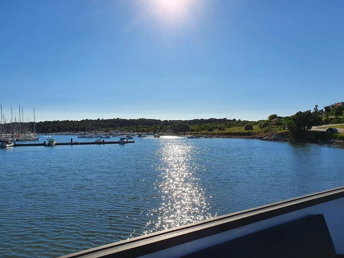 Hotel na wodzie Hotel Floating House Sena Pula