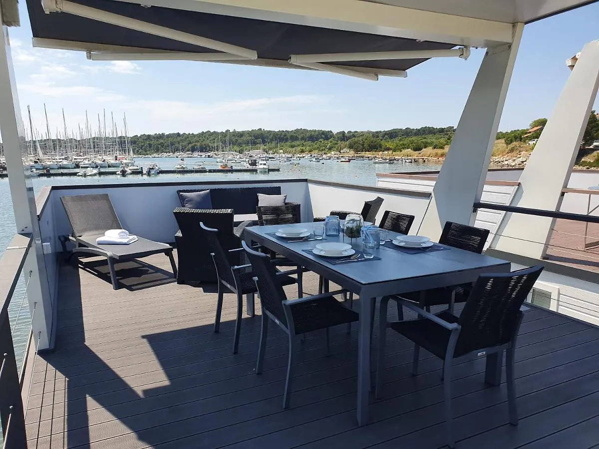 מלון פולה Floating House Sena 0*,  קרואטיה
