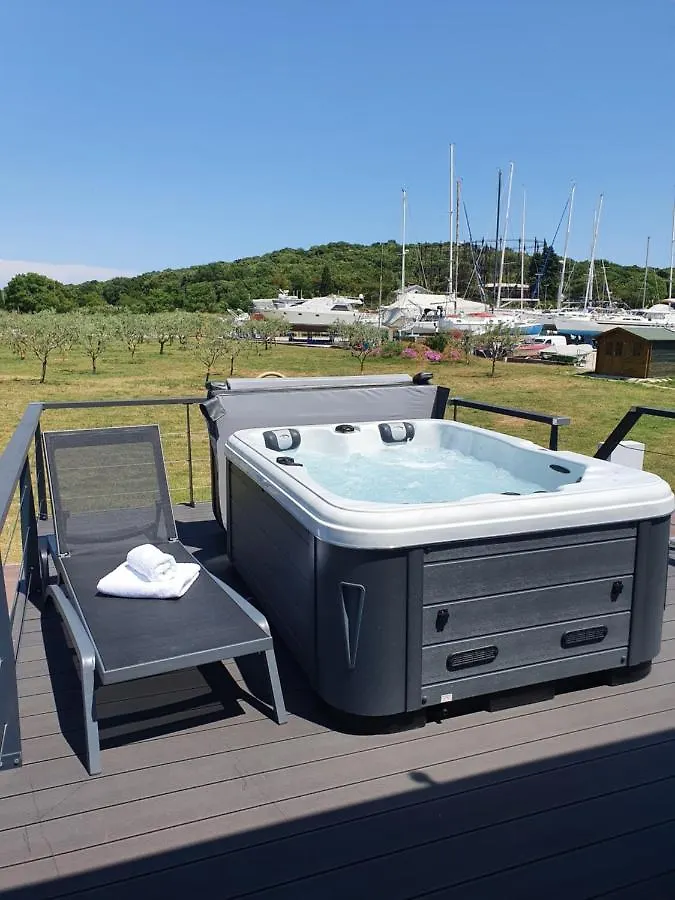 מלון פולה Floating House Sena קרואטיה