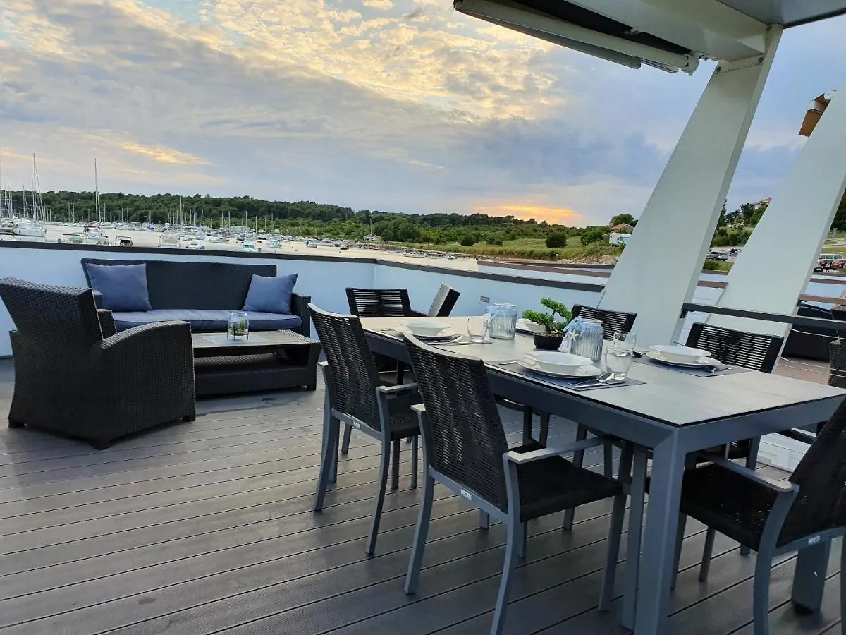 מלון פולה Floating House Sena ספינת מלון